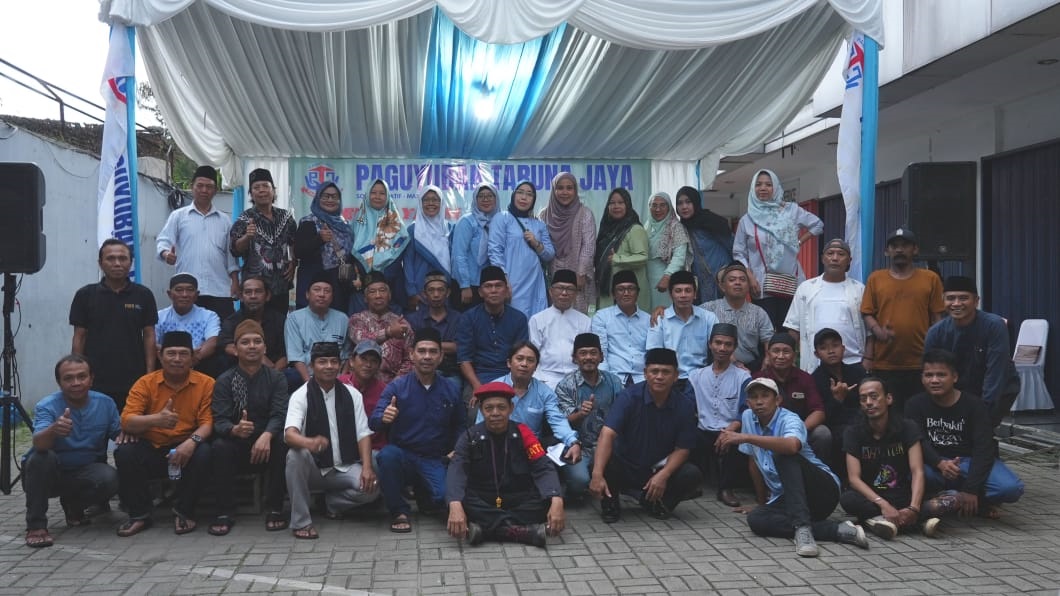 BERBAGI. Paguyuban Taruna Jaya (PTJ) memperingati hari ulang tahunnya yang ke-2 dengan kegiatan sosial berupa santunan bagi anak yatim dan dhuafa. Acara berlangsung pada Selasa (4/11).