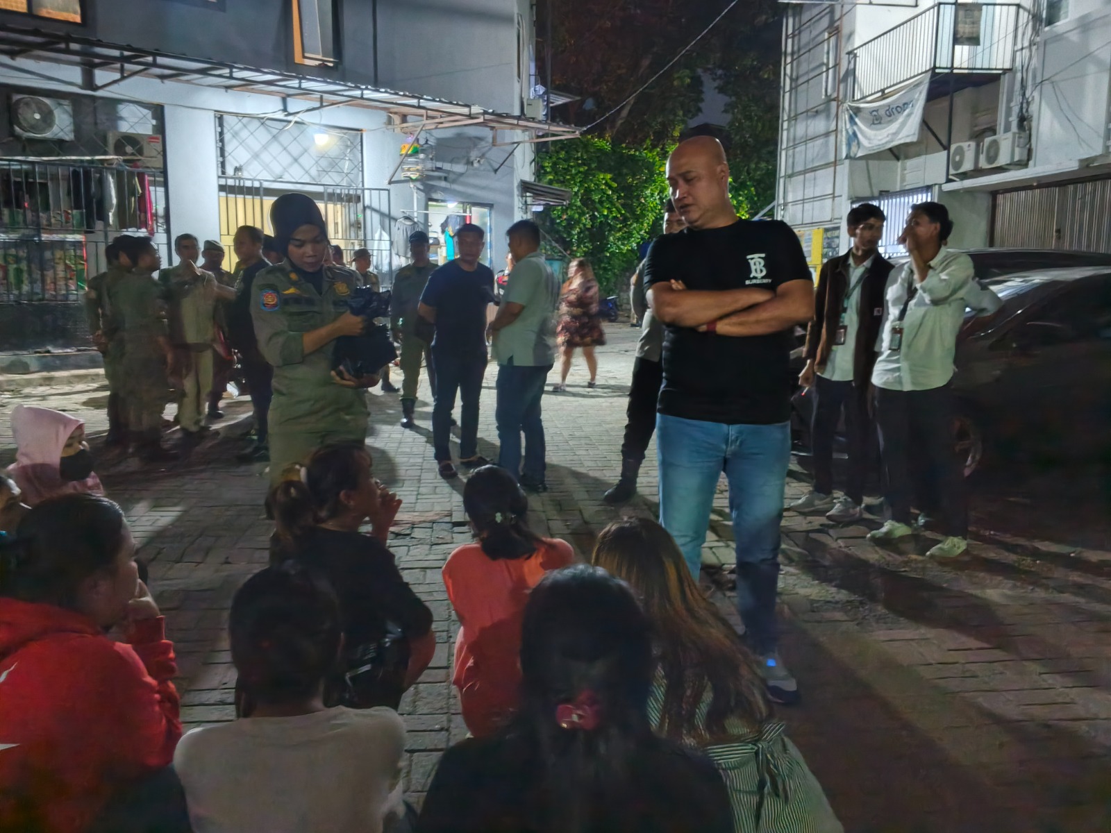 Petugas Satpol PP Tangsel mengamankan sejumlah wanita diduga PSK di Serpong Utara, Rabu (12/11)