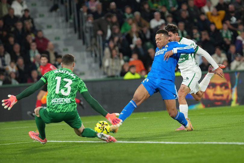 Bomber Madrid Mbappe (tengah) saat berhadapan dengan kiper Elche. Foto : Ist