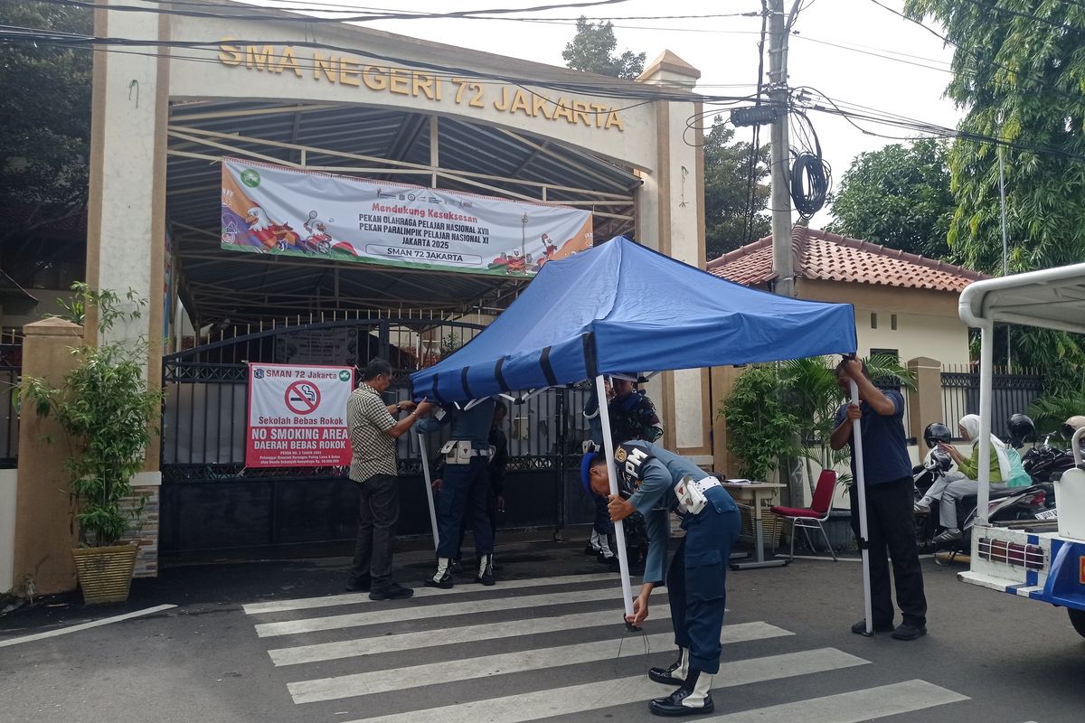 Aparat berjaga di depan gedung SMA 72. Foto : Ist