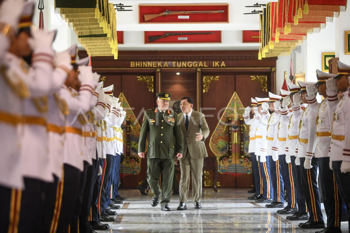 Menhan Sjafrie Sjamsoeddin dan Kepala Staf Gabungan Angkatan Bersenjata Yordania Major General Pilot Yousef Ahmed Al-Hunaity. Foto : Ist