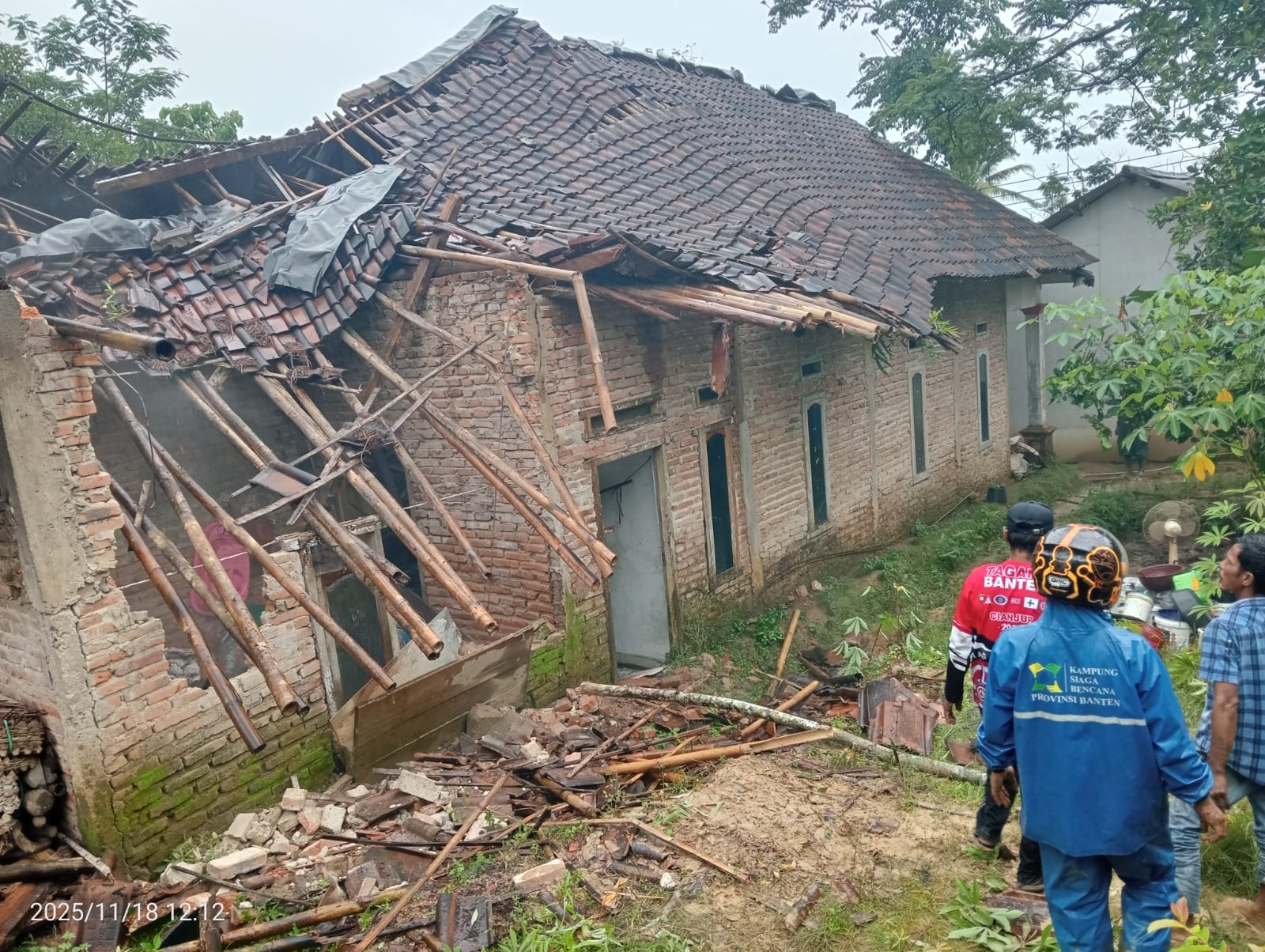Tampak belakang, kondisi rumah lansia warga Kampung Pasirkadu RT/RW 001/001, Desa Pasir Kadu, Kecamatan Sukaresmi, Kabupaten Pandeglang, ambruk parah, Selasa (18/11).