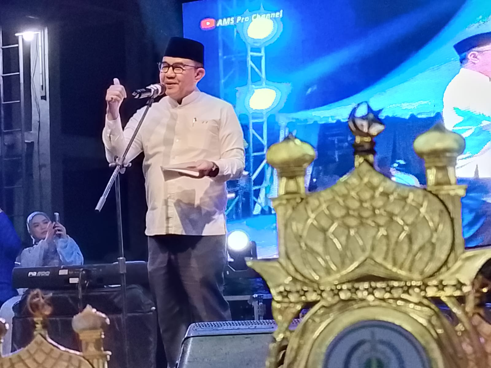 Sekretaris Daerah (Sekda) Kabupaten Tangerang, Soma Atmaja, saat memberikan kalimat sambutan di penutupan acara Musabaqah Tilawatil Quran (MTQ) Tingkat Kecamatan Jayanti, di Halaman Mesjid Alhidayah Kp. Cigeureng Desa Pabuaran Kecamatan Jayanti, Rabu (12/11) malam.