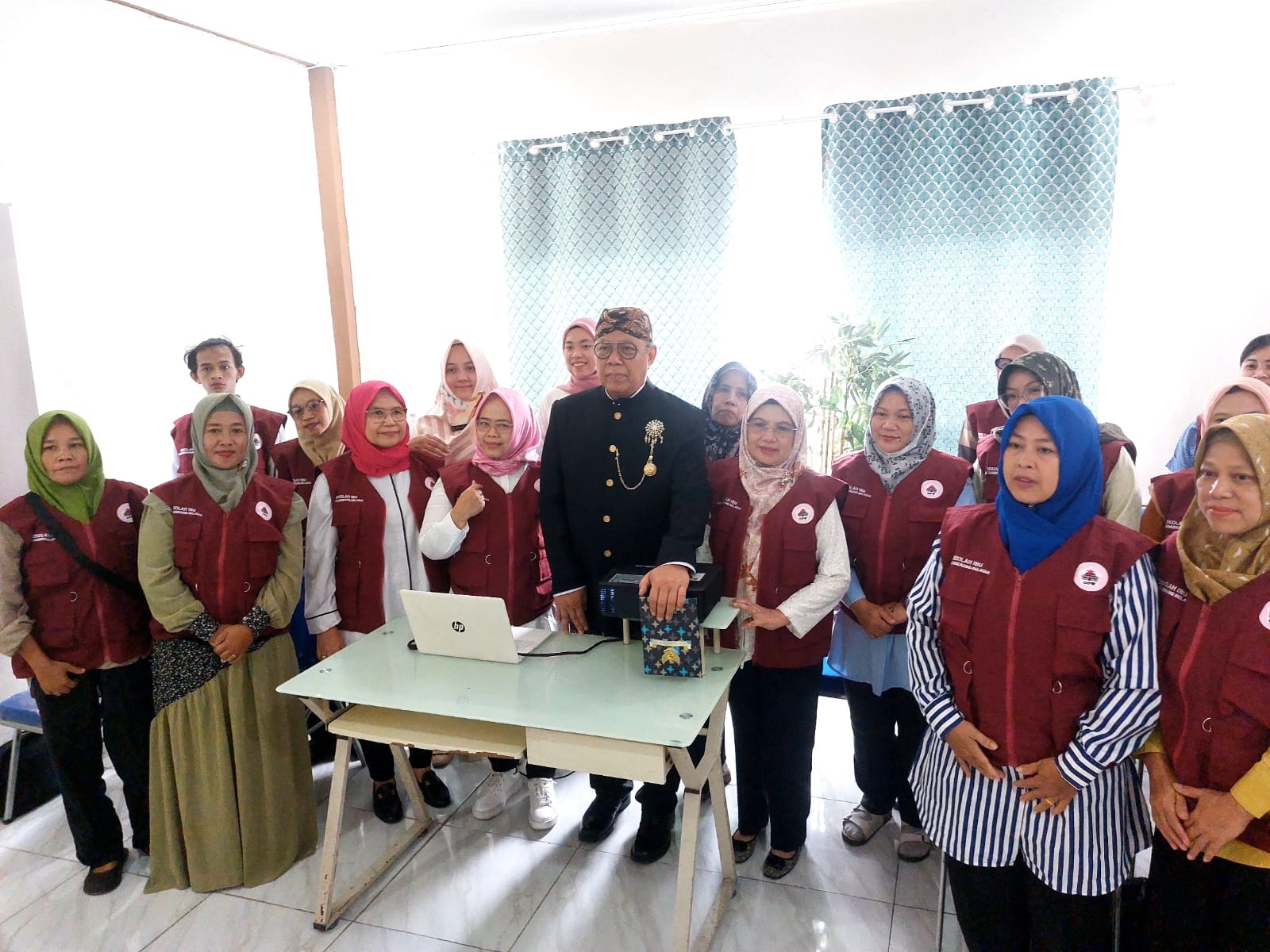 SEKOLAH. Wali Kota Tangsel, Benyamin Davnie saat meresmikan Sekolah Ibu di wilayah Serpong, Rabu (26/11).