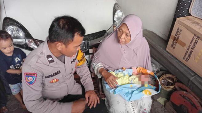 Warga Kelurahan Ciater, Kecamatan Serpong, digegerkan dengan penemuan seorang bayi perempuan yang masih hidup di dalam sebuah kantong belanja. Peristiwa ini terjadi pada Jumat (21/11)