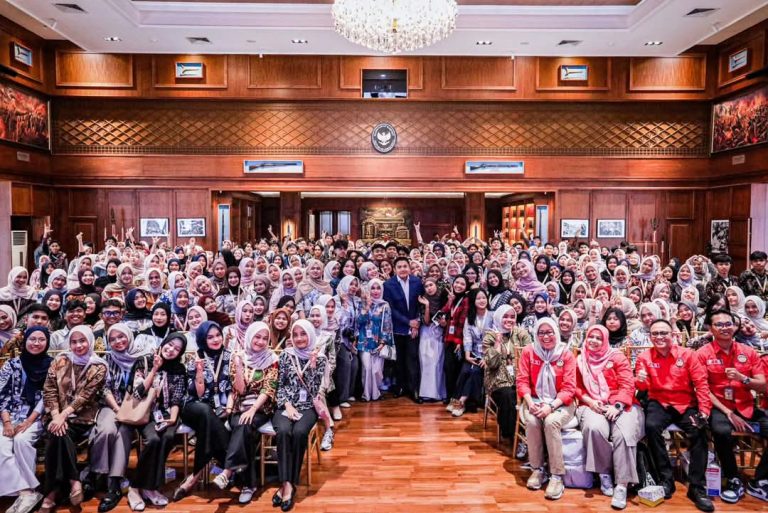 Seskab Teddy Indra Wijaya bersama Mahasiswa. Foto : Ist