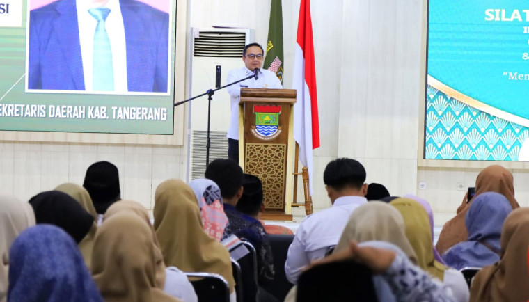 Sekretaris Daerah (Sekda) Kabupaten Tangerang, Soma Atmaja saat memberikan sambutan ddi kegiatan Silaturahmi Kerja Daerah (Silakda) Ikatan Cendekiawan Muslim Indonesia (ICMI) Organisasi Daerah (Orda) Kabupaten Tangerang dan Sarasehan Hari Guru Nasional (HGN) Tahun 2025.