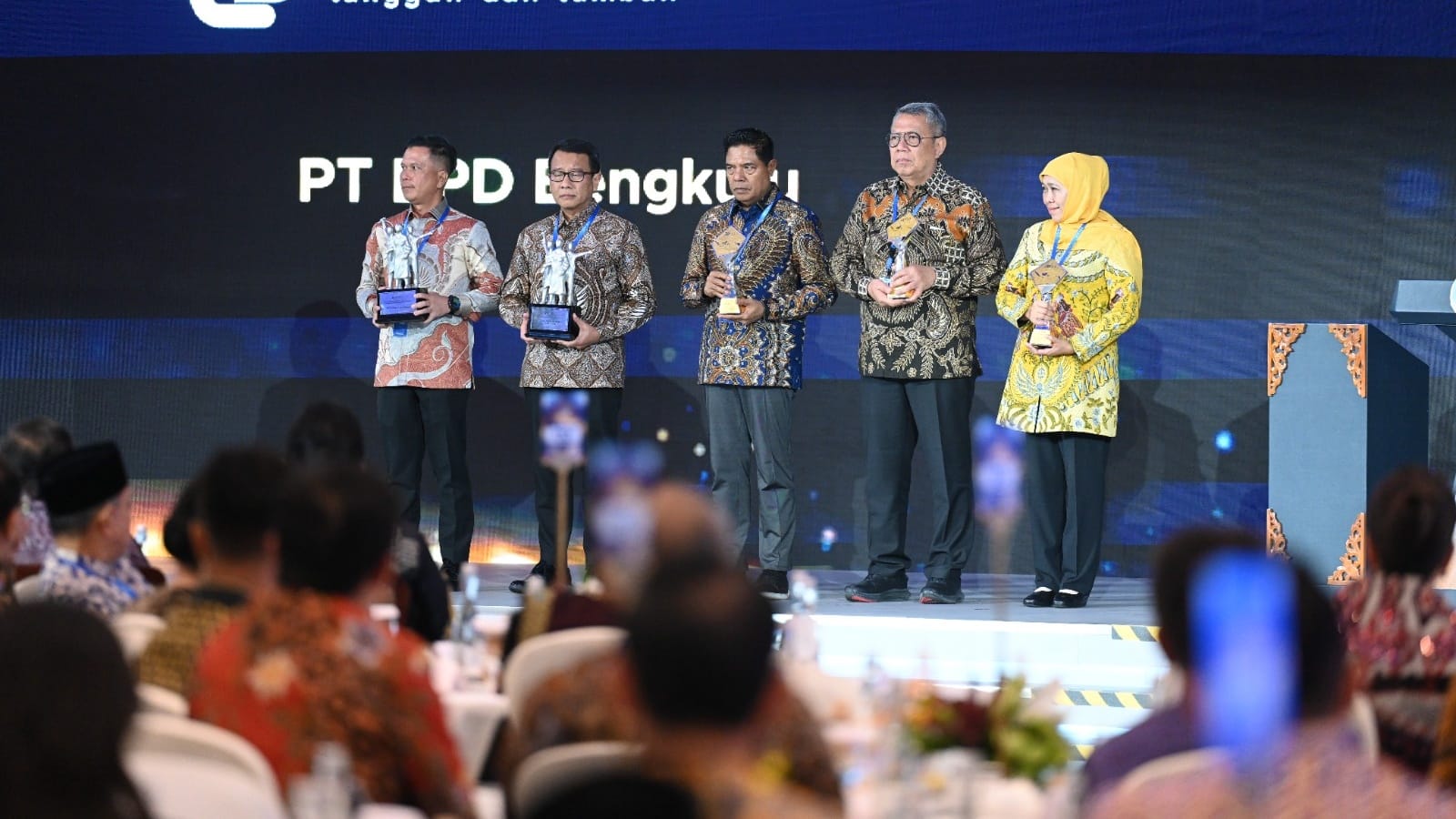 Wali Kota Tangsel, Benyamin Davnie saat meraih penghargaan sebagai kota dengan percepatan perluasan digitalisasi terbaik di Jawa-Bali, Jumat (28/11).