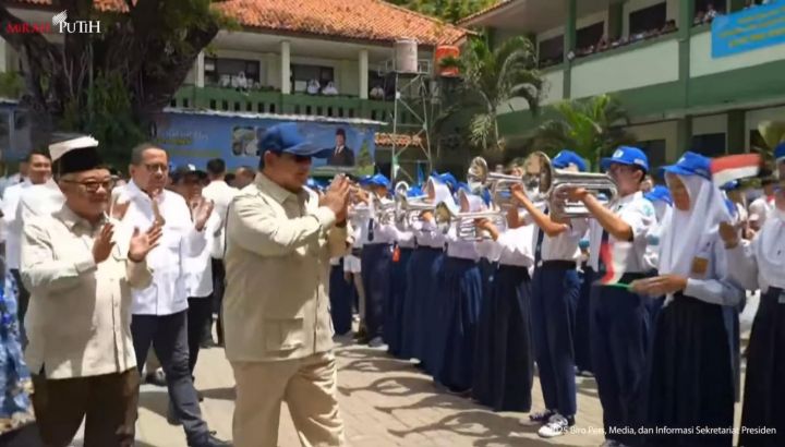 Presiden Prabowo ketika mengunjungi SMPN 4 Bekasi. Foto : Ist
