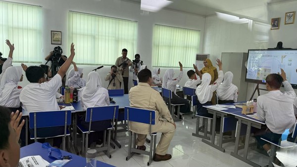 Presiden Prabowo saat meninjau penggunaan Smartboard di SMP Negeri 4 Bekasi. Foto : Ist