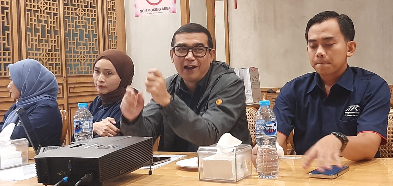 Jajaran Manajemen PT BSD Tol saat memaparkan peningkatan  PJU dan Infrastruktur yang telah dilakukan. Foto : Irawan