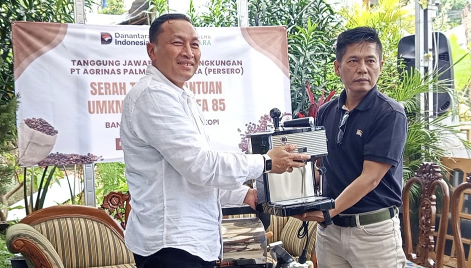 Pihak Danantara Indonesia melalui TJSL PT. Agrinas Palma Nusantara (Persero), secara simbolis memberikan bantuan berupa perlengkapan alat produksi kopi, di Kafe Mustafa 85, Selasa (4/11).