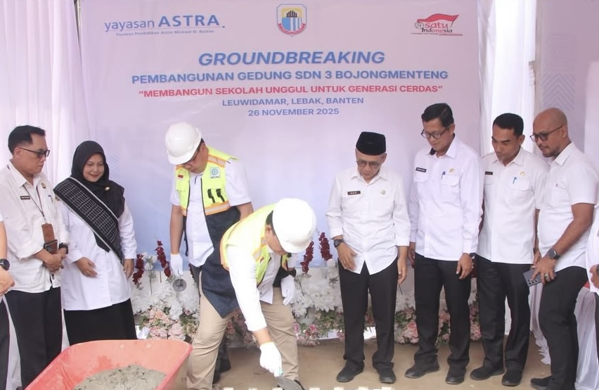 Wabup Lebak Amir Hamzah sedang groundbreaking pembangunan gedung baru SDN 3 Bojongmenteng yang merupakan sekolah binaan Astra Group, di Kecamatan Leuwidamar, Kabupaten Lebak, Rabu (26/11).