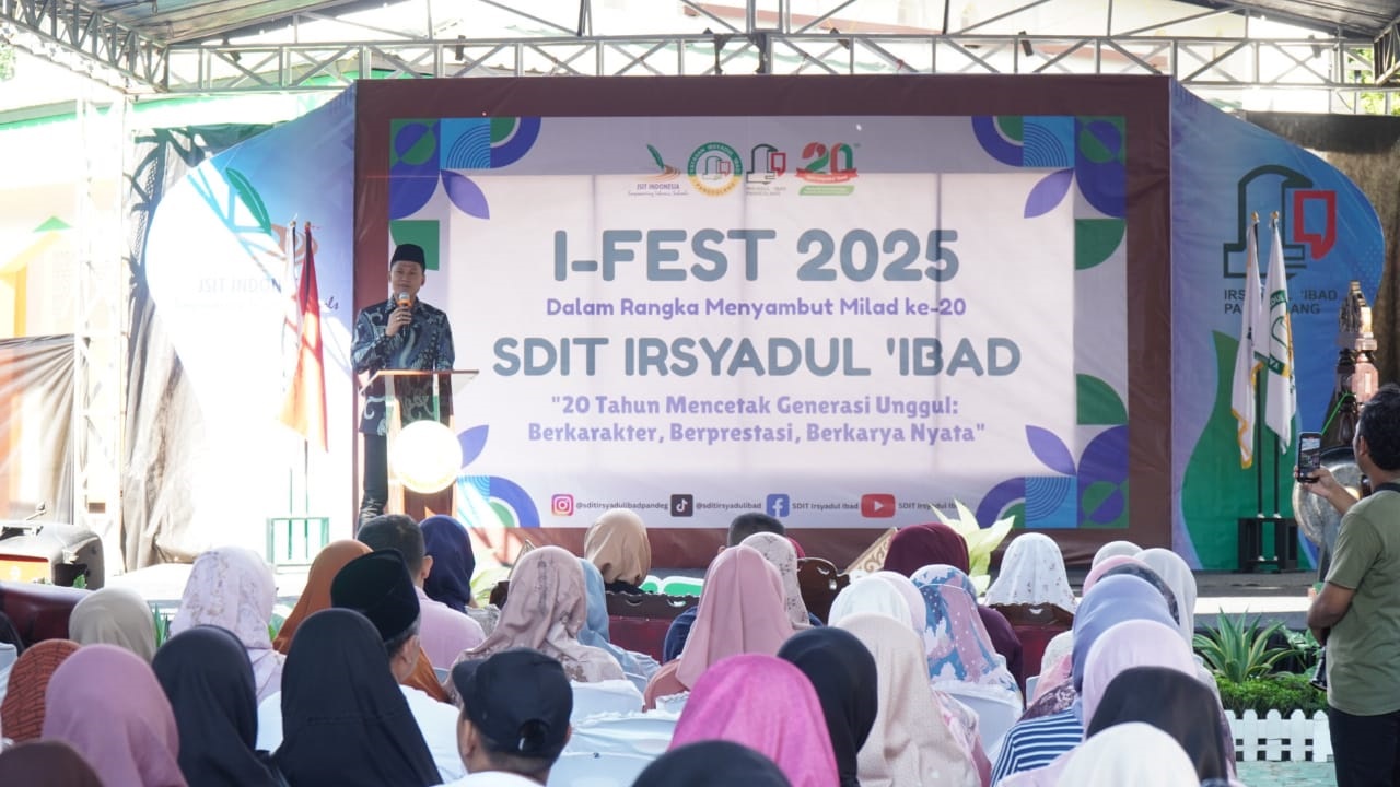 Wabup Pandeglang Iing Andri Supriadi sedang memberikan sambutan pada acara I-Fest 2025 SDIT Irsyadul Ibad Pandeglang, Sabtu (1/11).