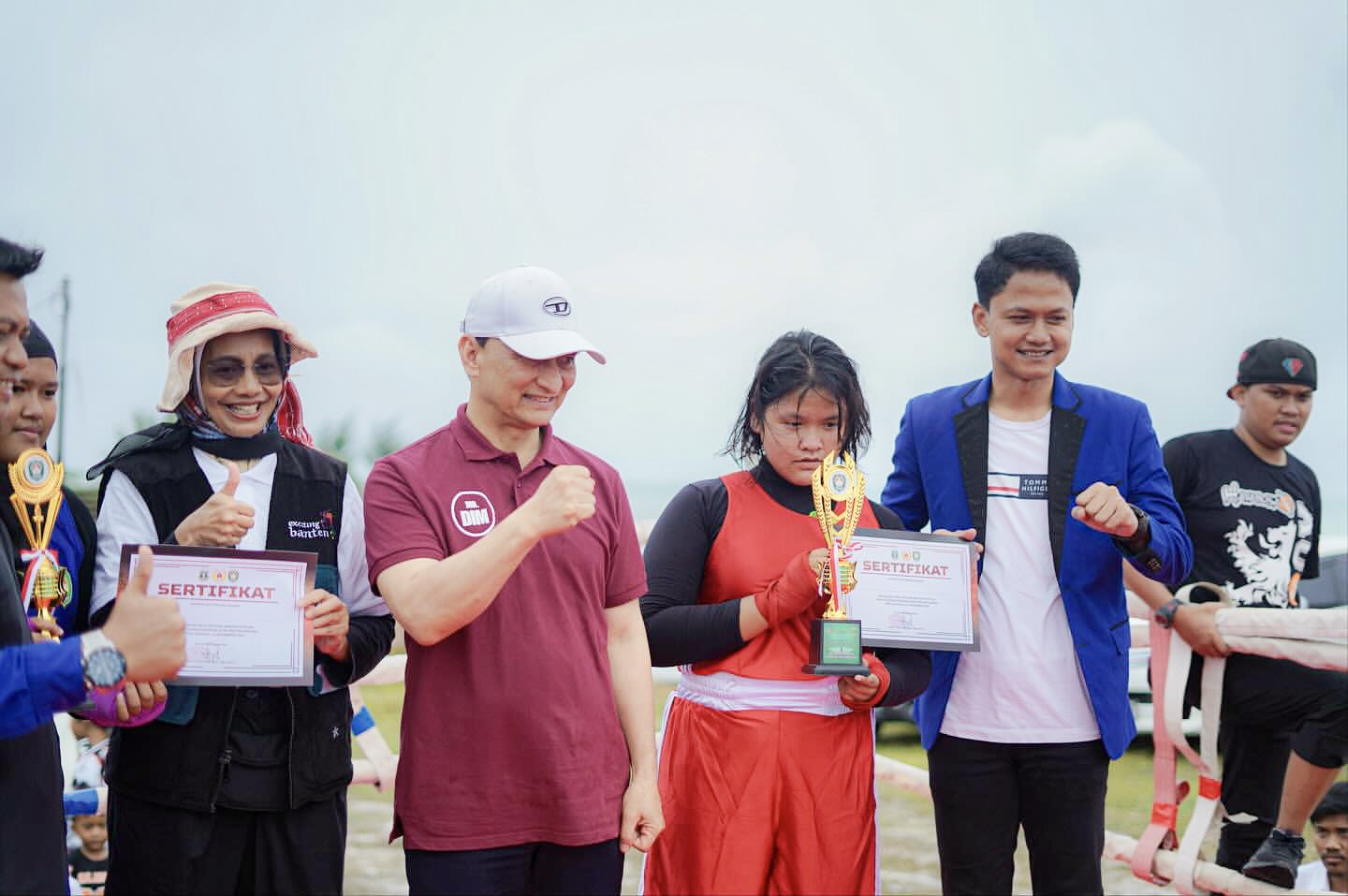 Wabup Iing bersama Wagub Dimyati dan jajarannya sedang foto bersama usai memberikan hadiah kepada para pemenang lomba, di acara Exciting Banten Festival, di Helipad Lalassa Beach Club, Tanjung Lesung, Kecamatan Panimbang, Sabtu (8/11)