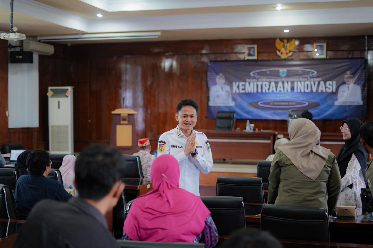 Wabup Pandeglang Iing Andri Supriadi sedang menyapa para tamu di acara Sosialisasi Kemitraan Inovasi Lintas Sektor, di Aula BPKD Pandeglang, Kamis (27/11).