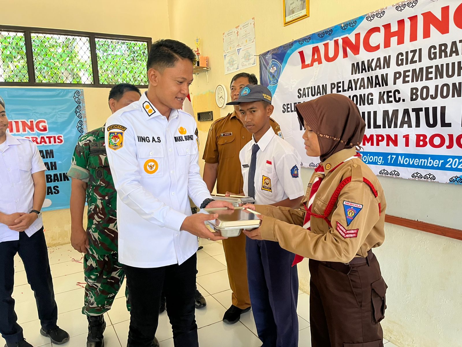Wabup Pandeglang Iing Andri Supriadi, secara simbolis sedang menyerahkan MBG kepada salah seorang siswi SMPN 1 Bojong, Kecamatan Bojong, Kabupaten Pandeglang, Senin (17/11).