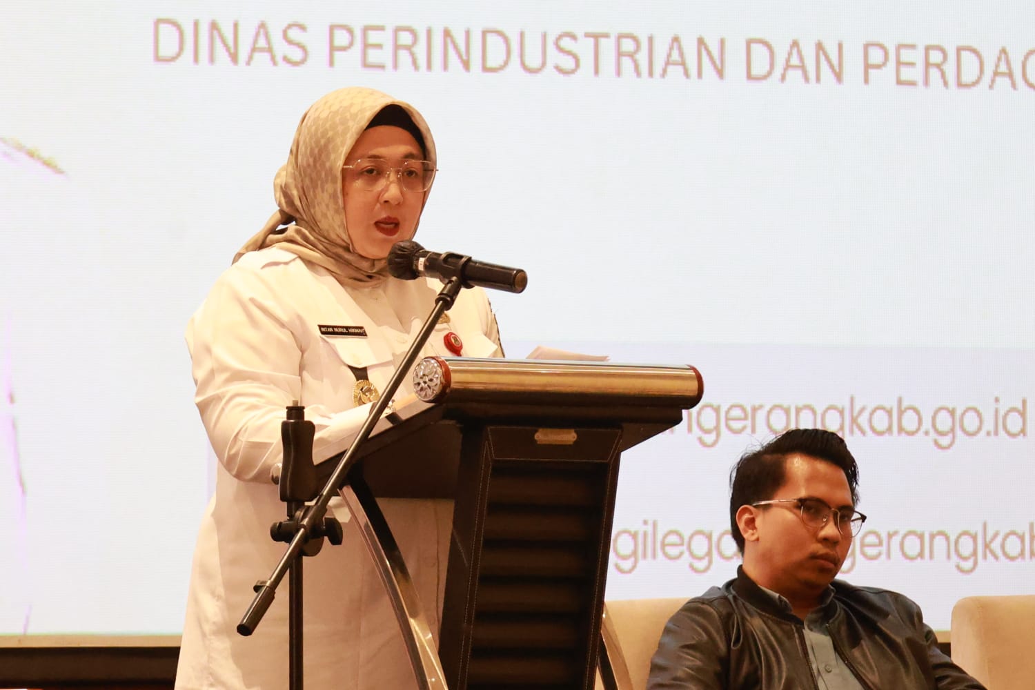 Wakil Bupati (Wabup) Tangerang, Intan Nurul Hikmah, saat membuka kegiatan Bimbingan Teknis Gelar Pengawasan atau Penyuluhan Metrologi Legal di salah satu hotel di Kecamatan Kelapa Dua, Rabu (19/11).