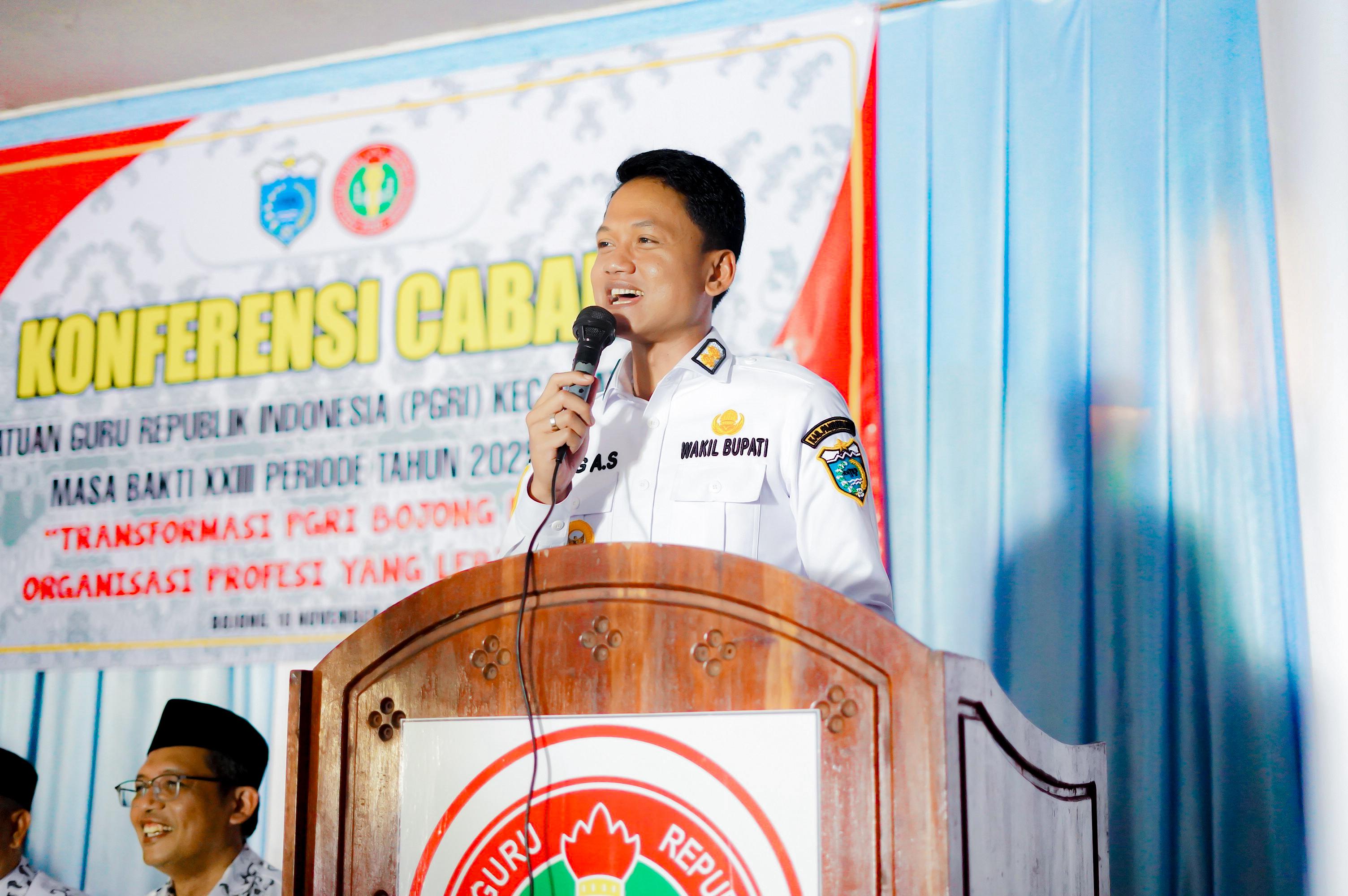 Wakil Bupati Pandeglang, Iing Andri Supriadi menyampaikan sambutan dalam acara Konfercab PGRI Bojong, Senin (10/11/2025).(Istimewa)