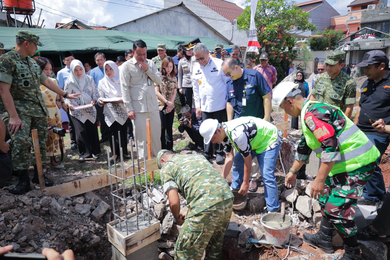 Wali Kota Tangerang Selatan, Benyamin Davnie saat mendampingi Wakil Panglima TNI, Jenderal Tandyo Budi Revita, meninjau progres pembangunan Gerai Koperasi Merah Putih di kawasan Pondok Aren, Jumat (7/11)
