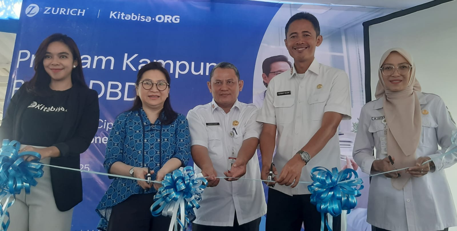 Chief HC, Marketing & Communications Officer Zurich Indonesia, Tini Nurianto ( dua kiri ) secara simbolis menyerahkan bantuan serta meluncurkan program kampung bebas DBD. Foto : Ist