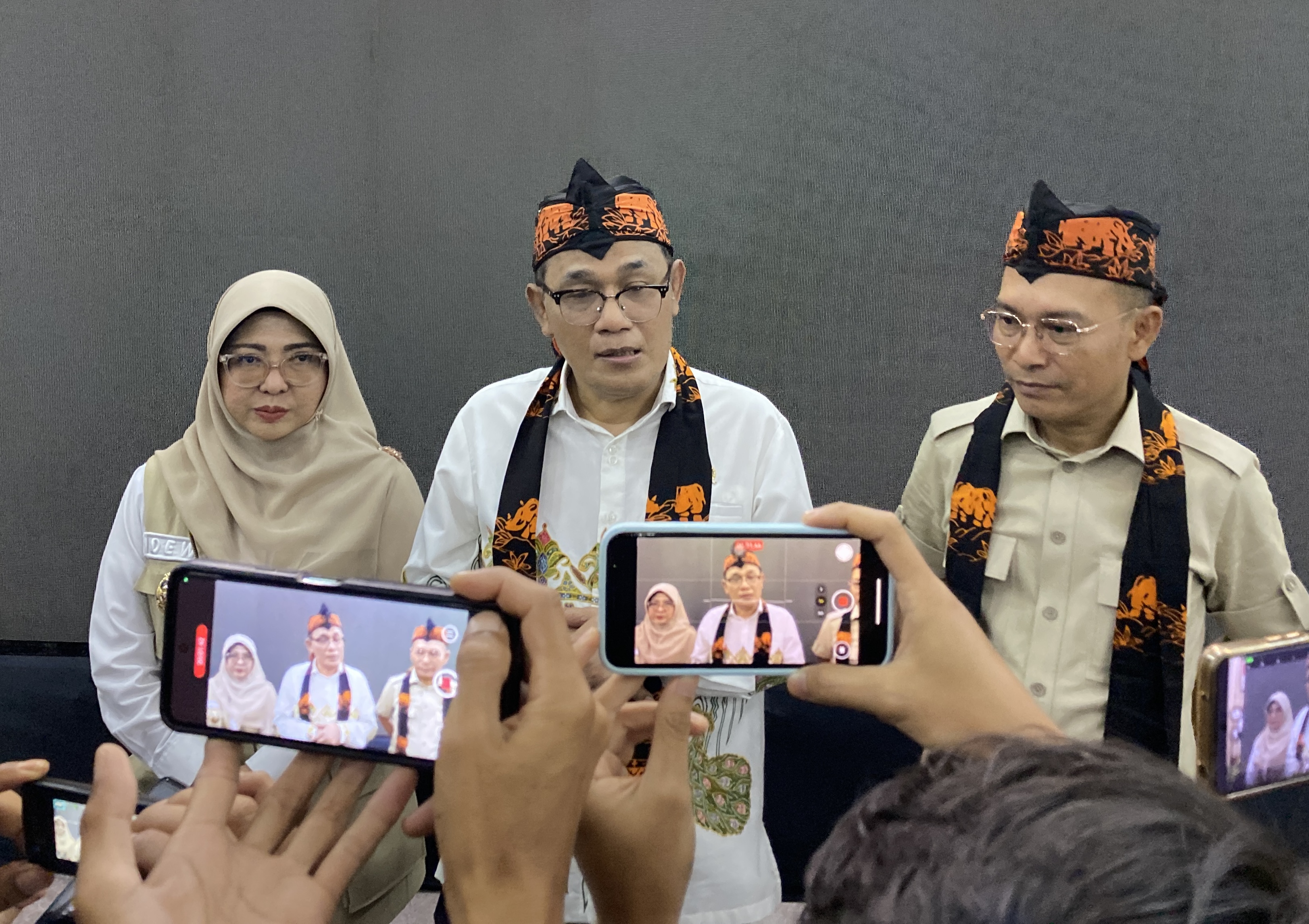Kepala BP Taskin Budiman Sudjatmiko didampingi Wakilnya, dan Bupati Pandeglang Raden Dewi Setiani, sedang diwawancara soal pengentasan kemiskinan di Kabupaten Pandeglang, pasca launching SiTaskin di Pendopo Negara Pandeglang, Kamis (11/12).