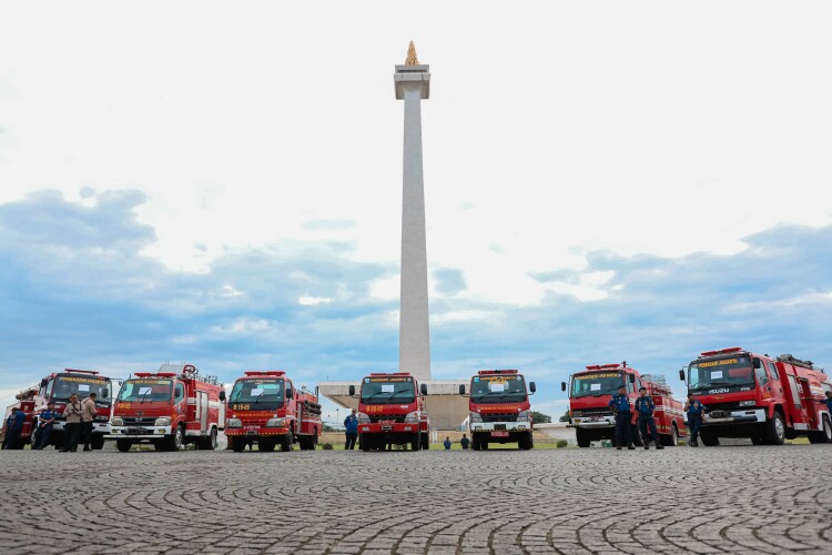 Hibah Kendaraan dinas operasional (KDO) pemadam kebakaran yang diserahkan Pemprov DKI kepada 14 Kota se Indonesia. Foto : Ist