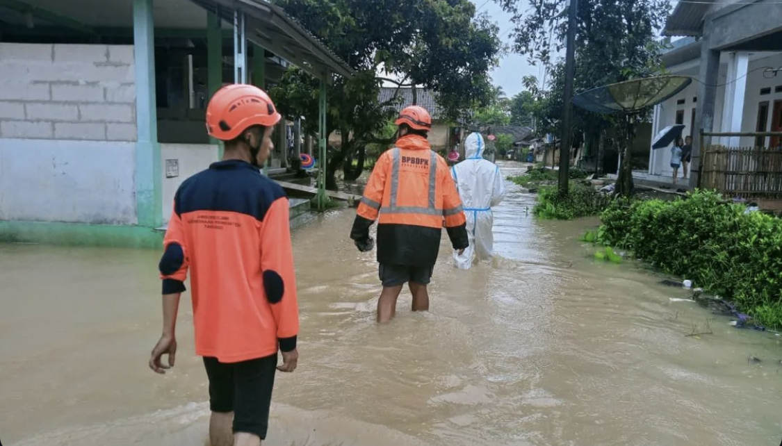 Pihak BPBDPK Kabupaten Pandeglang sedang melakukan monitoring terhadap kondisi banjir di beberapa kampung di Desa Idaman, Kecamatan Patia, Kabupaten Pandeglang, Rabu (17/12).
