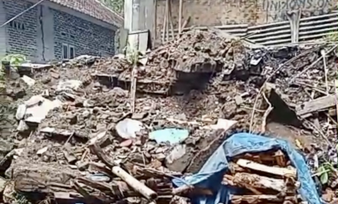 Salah satu rumah warga di Kampung Gunungtanjung Barat, Desa Sumurbandung, Kecamatan Cikulur, Kabupaten Lebak, ambruk akibat bencana pergerakan tanah.