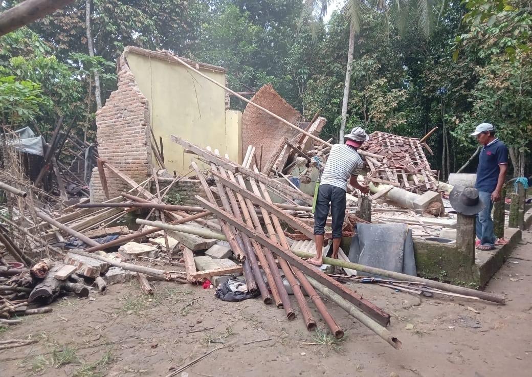 Salah satu rumah warga di Kampung Gunungtanjung Barat, Desa Sumurbandung, Kecamatan Cikulur, Kabupaten Lebak, ambruk akibat bencana pergerakan tanah