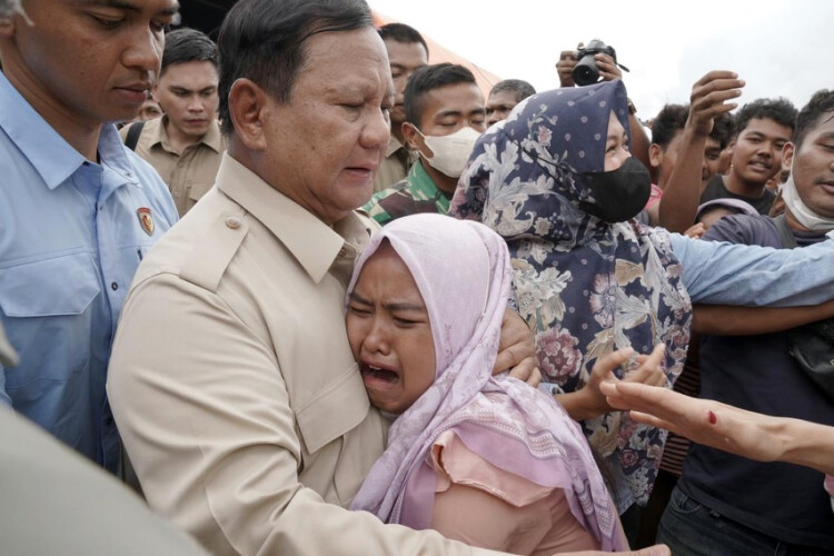 Seorang pengungsi yang menangis dalam pelukan Presiiden Prabowo. Foto : Ist