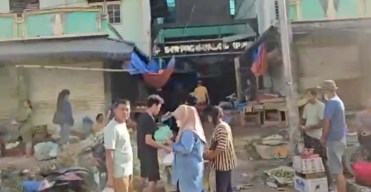 Aktivitas jual beli masyarakat pascabanjir di Pasar Kuala Simpang, Aceh Tamiang. Foto: Ist