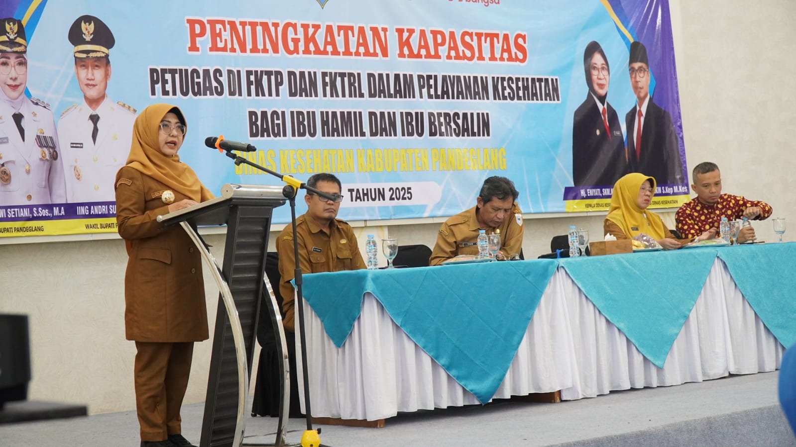 Bupati Dewi Setiani, saat menyampaikan sambutan dalam acara Peningkatan Kapasitas Petugas FKTP dan FKTRL, di Hotel S Rizki Pandeglang, Senin (22/12/2025).(Istimewa)