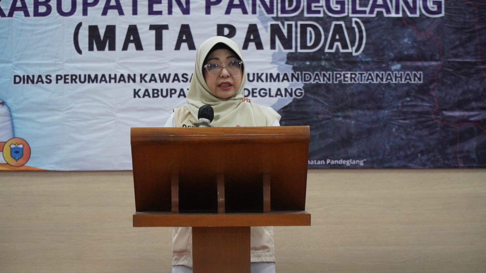 Bupati Dewi Setiani menyampaikan sambutan dalam acara peluncuran Mata Panda di Oproom Setda Pandeglang, Kamis (18/12/2025).(Istimewa)