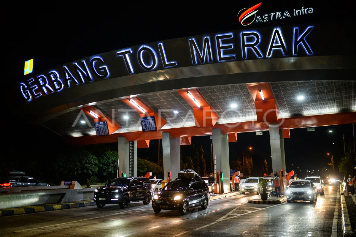Suasana di gerbang tol Merak di malam hari. Foto : Ist