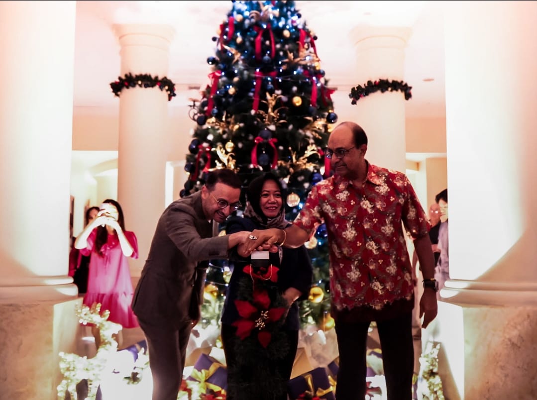 Seremoni penyalaan pohon Natal oleh CEO ARYADUTA Hotel Group Ivan Casadevall, VP Operations Ram Nurani, dan Executive Assistant Manager Sumiyati. (tangselpos.id/lim)