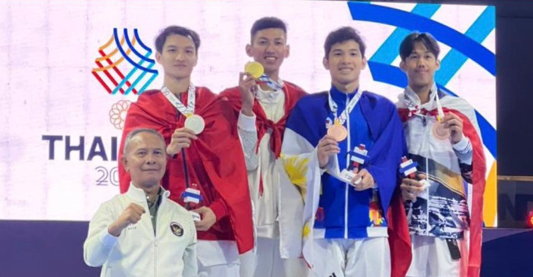 Arya Danu Susilo (no 3 dari kiri) ASN Lapas Ciangir Banten peraih medali emas Cabor Taekwondo di SEA Games 2025. Foto : Ist