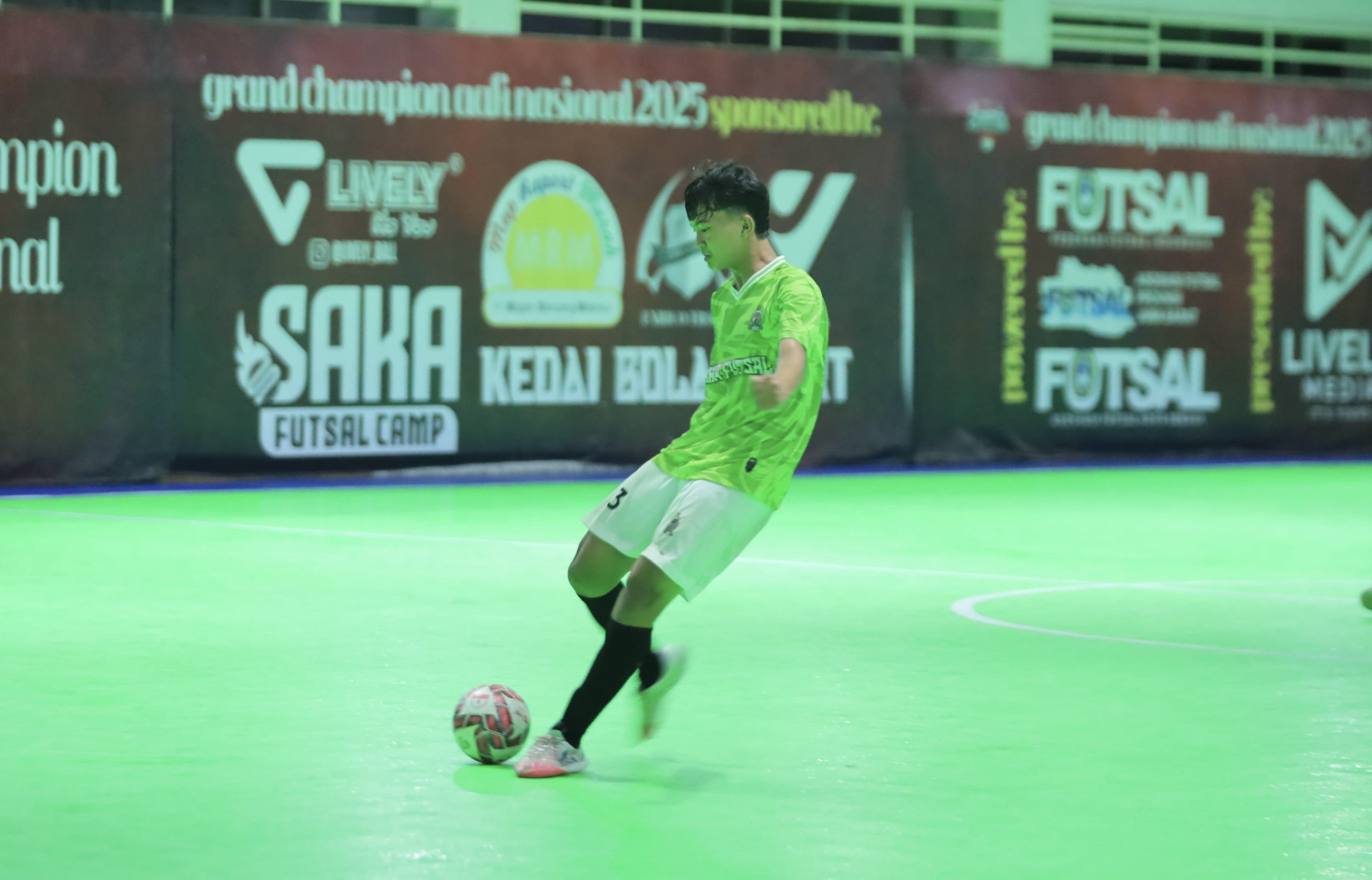 Seorang atlet futsal muda asal Pandeglang, M. Ibnu Alan sedang berlatih di lapangan futsal, beberapa waktu lalu