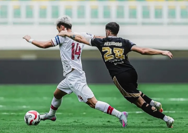 Laga Persis Solo (kaos putih) vs Dewa United. Foto : Ist
