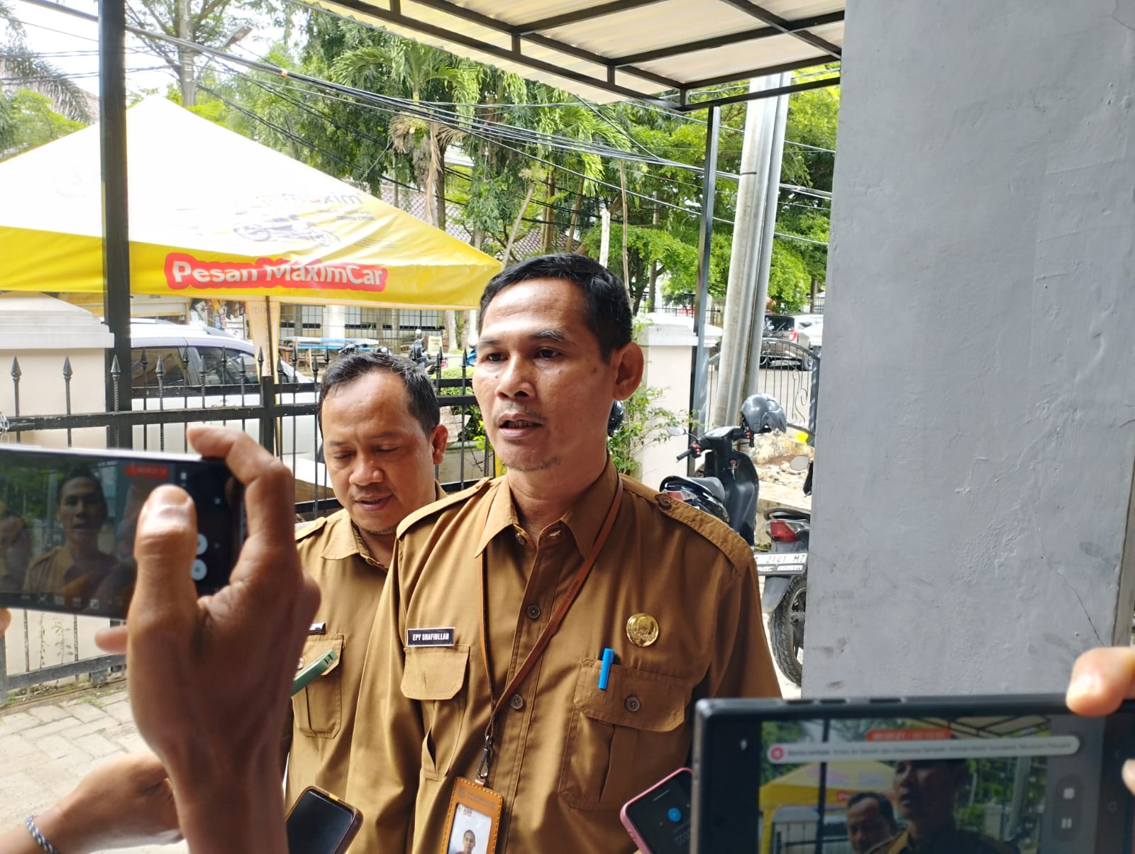 Kepala UPT Samsat Pandeglang, Epy Shafiullah sedang diwawancara wartawan, saat berkunjung ke Kantor Porwan Pandeglang, Senin (8/12).
