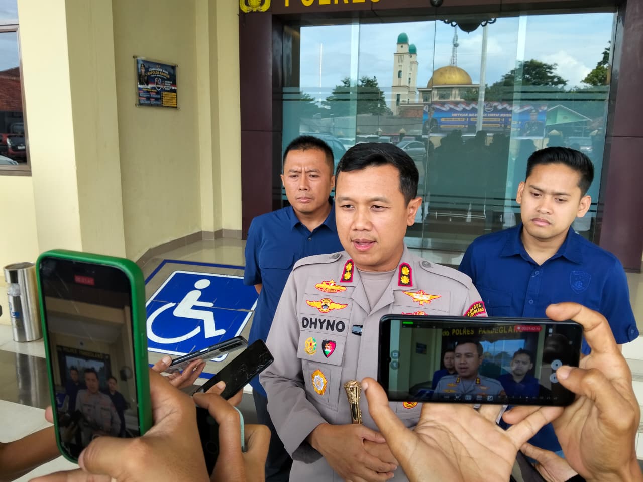Kapolres Pandeglang AKBP Dhyno Indra Setyadi, sedang diwawancara wartawan soal kasus ayah kandung menggagahi anaknya hingga hamil, di lingkungan Polres Pandeglang, kemarin.