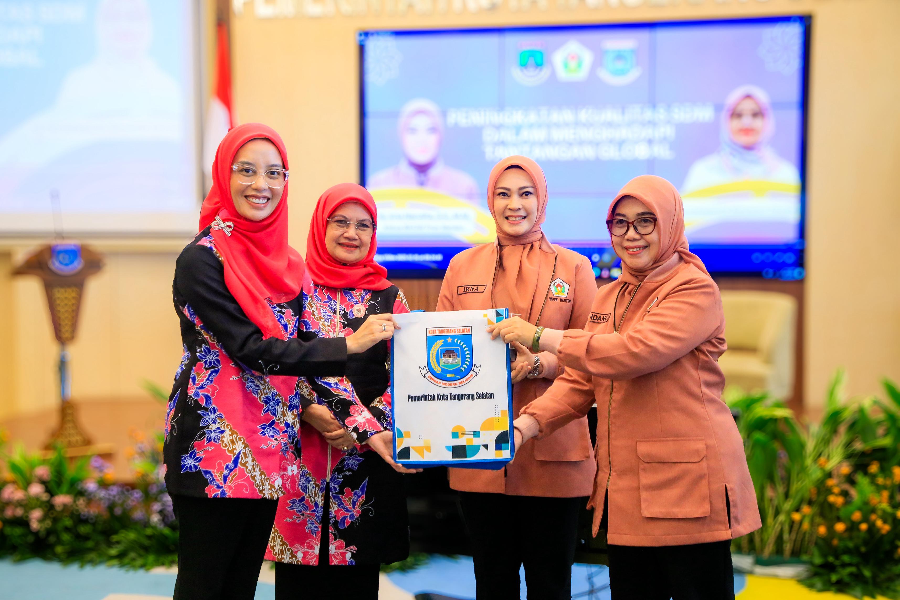 BKOW Provinsi Banten bersama BKOW Kota Tangerang Selatan mendorong peningkatan kualitas SDM perempuan agar siap menghadapi tantangan global, dalam kegiatan di Puspemkot Tangsel, Selasa (16/12). (tangselpos.id/irm)