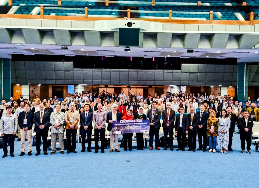 Para peserta dan pembicara FISBi-Summit 2025 berfoto bersama usai pembukaan acara di Gedung BJ Habibie, Tangerang Selatan, Kamis (11/12/2025). (tangselpos.id/lim)