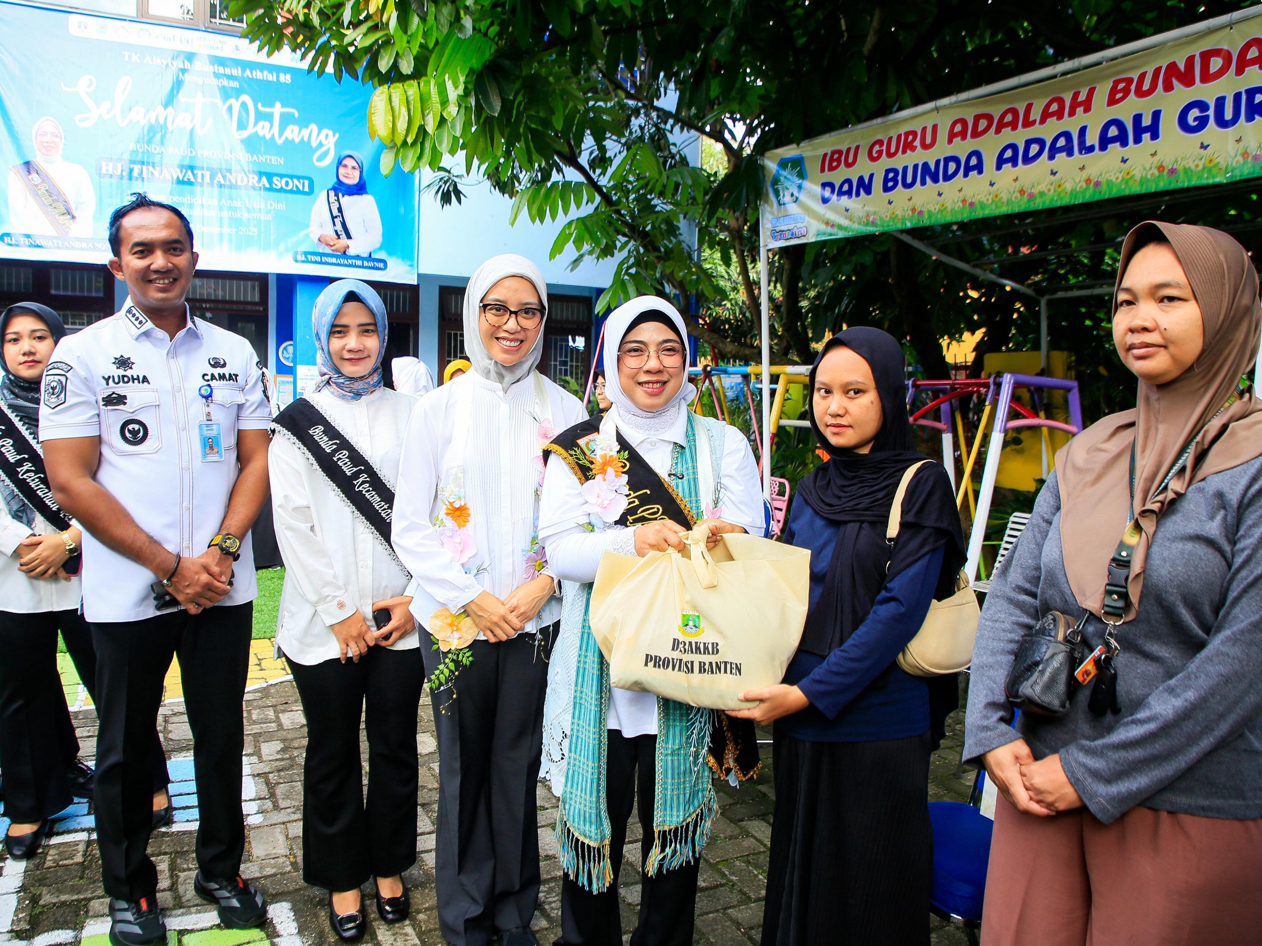 Bunda PAUD Provinsi Banten, Tinawati Andra Soni, mengapresiasi pelaksanaan Pembinaan Penguatan PAUD di Kota Tangerang Selatan yang digelar di TK Aisyiyah Bustanul Athfal 85, Ciputat Timur, Rabu (17/12).(tangselpos.id/irm)