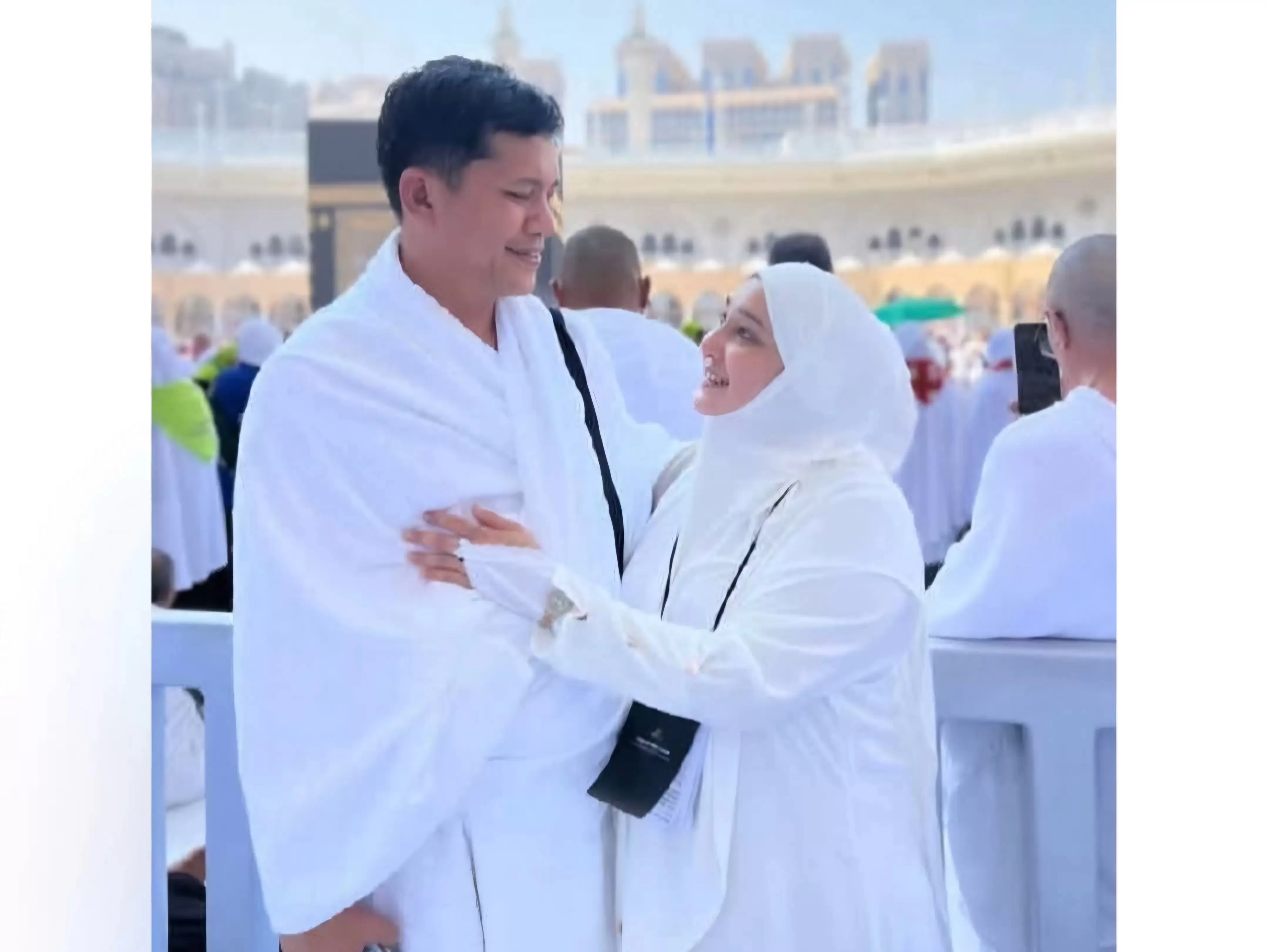 Bupati Aceh Selatan Mirwan MS dan Istri saat menjalankan Umrah. Foto : Ist