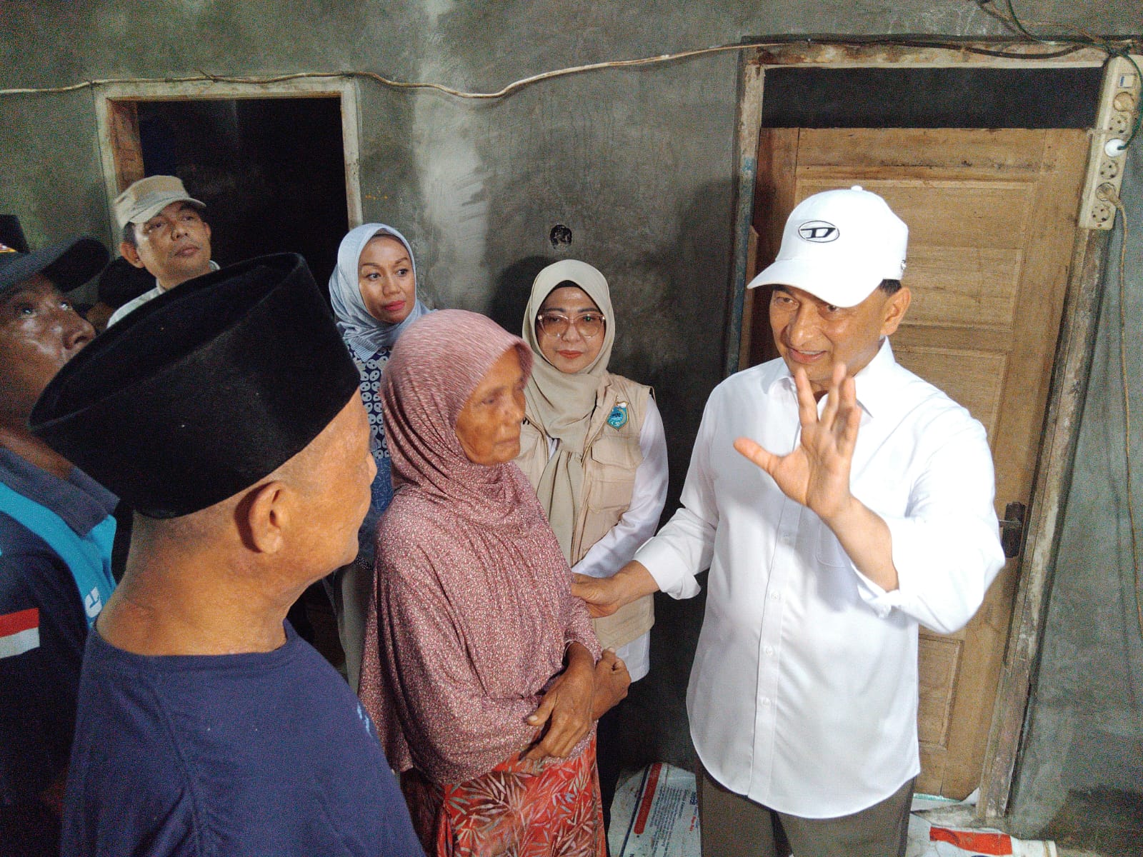 Bupati Pandeglang, Raden Dewi Setiani, mendampingi Wakil Gubernur Banten, Achmad Dimyati Natakusumah, dalam kegiatan monitoring bantuan Rumah Layak Huni Baznas (RLHB) di Kampung Gonggong, Desa Cipicung, Kecamatan Cikedal, Sabtu (27/12/2025).(Istimewa)