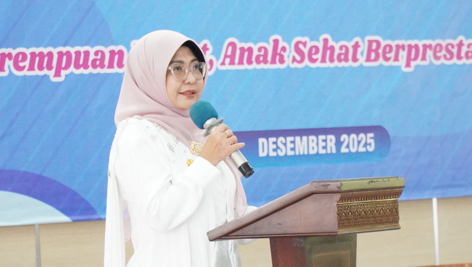 Bupati Dewi Setiani, saat menyampaikan sambutan dalam acara Peringatan Hari Ibu ke-97 di Pendopo Pandeglang, Selasa (30/12/2025).(Istimewa)