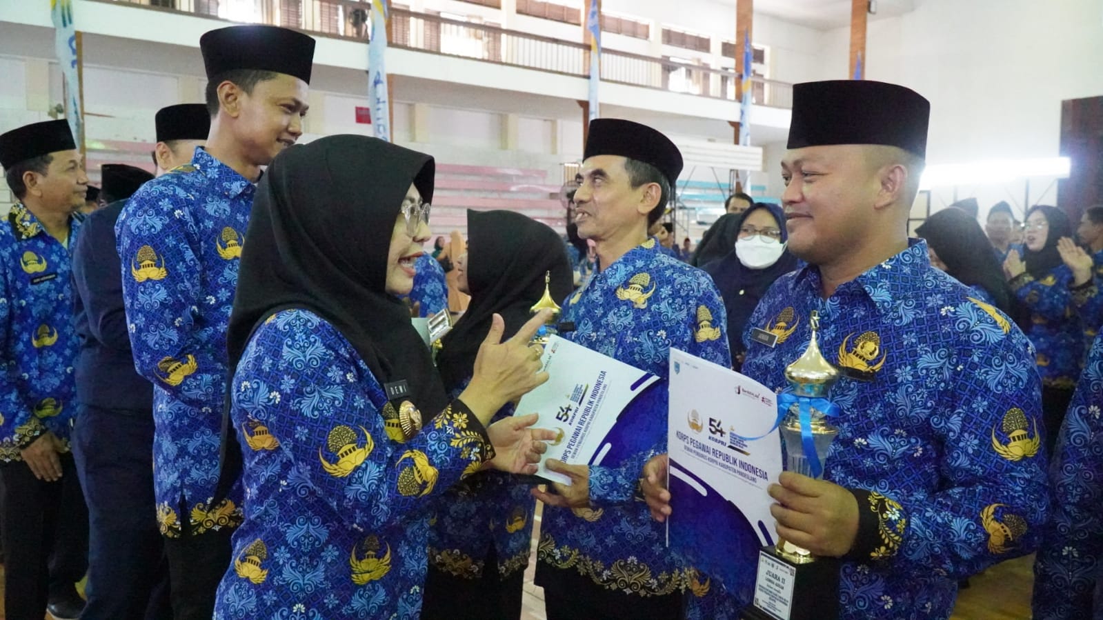 Bupati Dewi Setiani, memberikan penghargaan kepada ASN di sela-sela upacara puncak peringatan HUT ke-54 Korpri, di Graha Pancasila, Pandeglang, Senin (1/12/2025). (Istimewa)