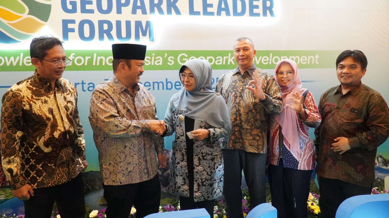 Bupati Pandeglang Raden Dewi Setiani didampingi jajarannya, sedang menyapa sambil menyalami pihak Bappenas, disela-sela acara Indonesia Geopark Leader Forum, di Ruang Rapat Djunaedi Hadisumarto (DH) 1–4 Jakarta Pusat, Rabu (3/12).