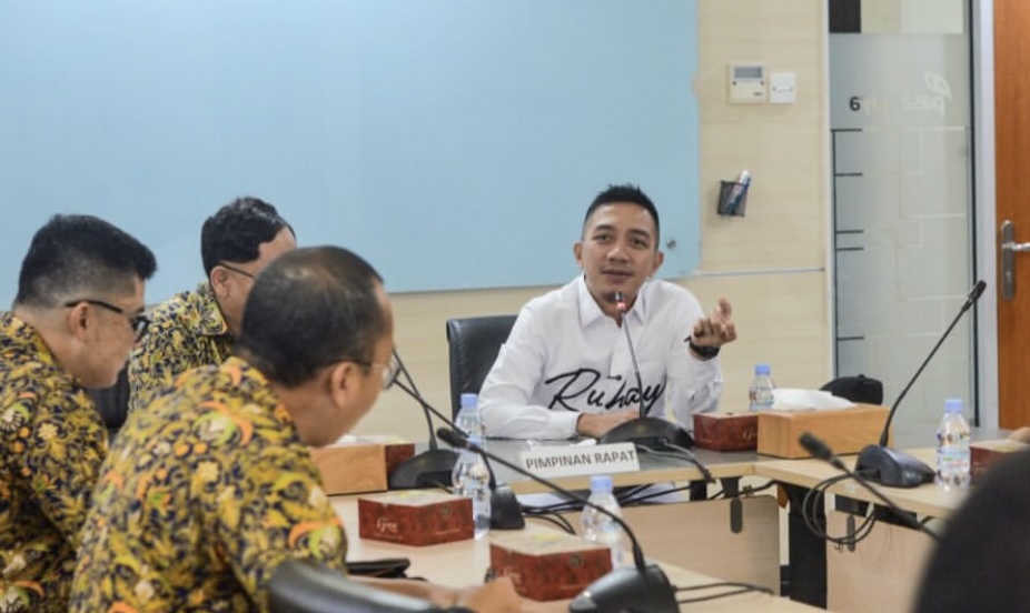 Bupati Kabupaten Lebak, Moch. Hasbi Asyidiki Jayabaya sedang berdiskusi tentang pengelolaan pasar dengan pihak Perumda Pasar Jaya Jakarta, di Aula Perumda Pasar Jaya Jakarta, Kamis (11/12).